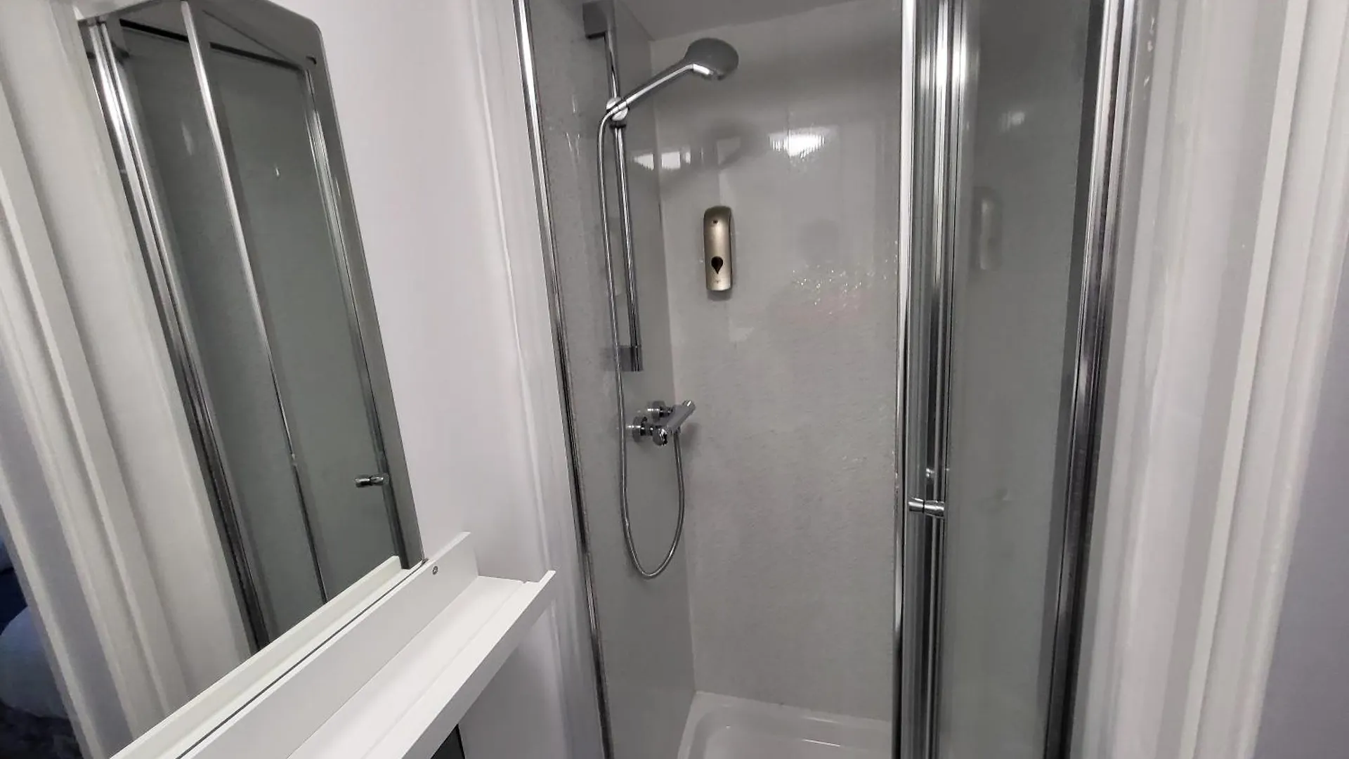 Nottingham Forest Rd, Short Stays